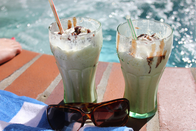 Un’estiva bevanda rinfrescante: il milkshake con ananas, banane e kiwi